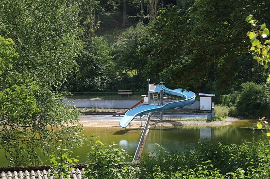 Der Badespa&szlig; ist im Teichtal schon lange aus, das Naturbad f&uuml;hrt nicht mehr genug Wasser (Foto: agl)