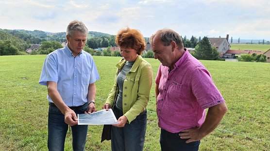 Von links: Andreas Gerbothe. Anne Dumjahn vom Stadtplanungsb&uuml;ro Mei&szlig;ner & Dumjahn und Ortsteilb&uuml;rgermeister Uwe Petri (Foto: Gemeinde Hohenstein)
