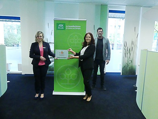 Gesch&auml;ftsf&uuml;hrer B&ouml;rwch bedankt sich bei den AOK-Damen (Foto: KSB Nordhausen)