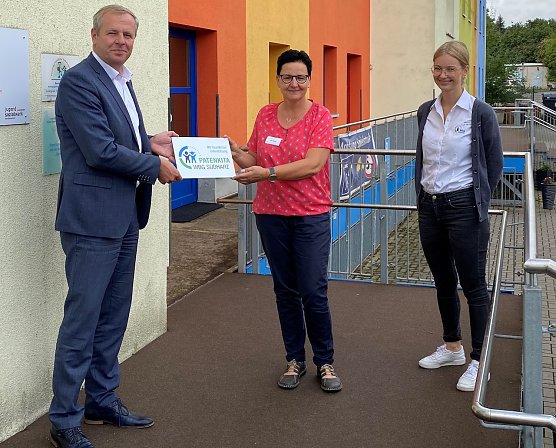 Steffen Loup, Ines Neizel, Juliane Feichtinger (v.l.) bei der &Uuml;bergabe (Foto: WBG S&uuml;dharz)
