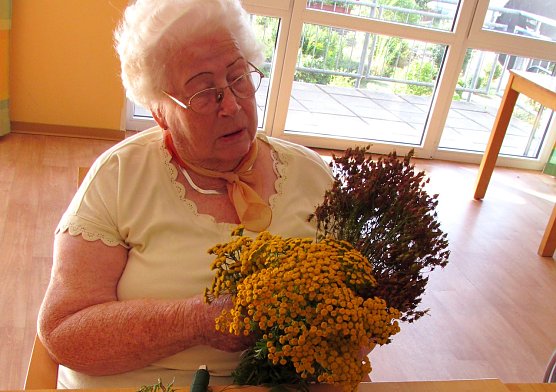 Seniorinnen beim Kr&auml;nze flechten (Foto: L.Schubert)