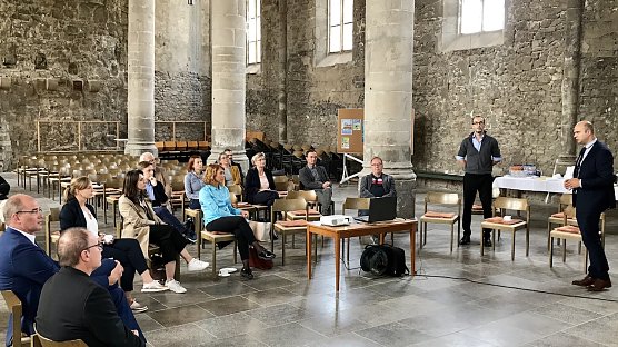 B&uuml;rgermeister Henry Pasenow (ganz rechts) stellt die Kirche vor (Foto: LRA NDH)
