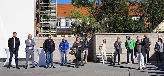 Die Delegation im Wohnhof (Foto: SWG NDH) Die Delegation im Wohnhof (Foto: SWG NDH)