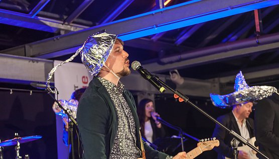 S&auml;nger und Gitarrist Toni Drobner in seinem Element: Hier besingt er seinen Aluhut.  (Foto: T.Krausbeck)