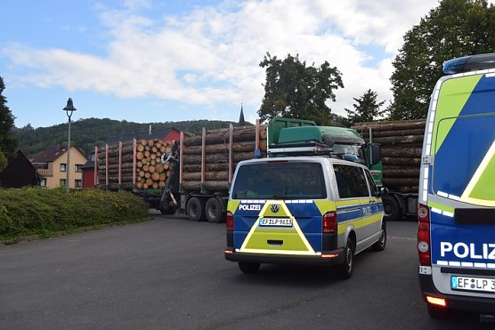 Holztransporter kontrolliert (Foto: Landespolizeiinspektion Nordhausen)