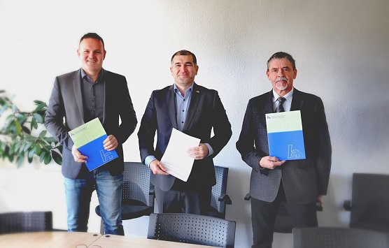 v. l. n. r.: Prof. Dr. J&ouml;rg Wagner, Azad Ahmadov (GBE) und Lutz Herfurth, Leiter des Studienkollegs, bei der Unterzeichnung der Kooperationsvereinbarung (Foto: Elvira Stockmar)