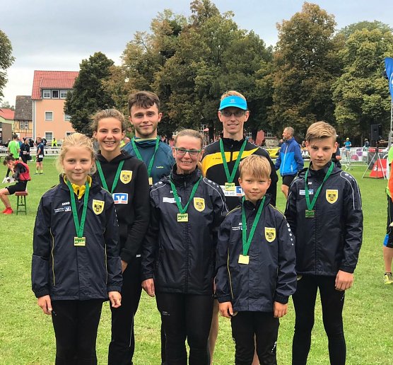 v.h.l: Emil Szumodalsky, Marco Nebelung, Timon Rotter  v.v.l: Adele Szumodalsky, Tessa Reichhardt, Kathrin Rotter, Finley Nebelung, Timon Rotter (Foto: LV Altstadt '98)