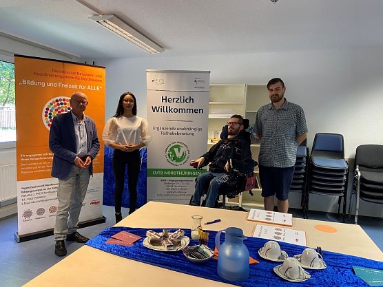 Andreas Weigel, Siham Harouga, David Gothe und Alexander Krankenberger nach der Unterzeichnung der Kooperationsvereinbarung. (Foto: Jugendsozialwerk Nordhausen)