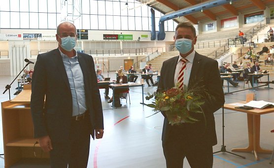 Landrat Matthias Jendricke dankte Sparkassenchef Wolfgang Asche und seinen Mitarbeitern (Foto: Pressestelle Landratsamt Nordhausen)