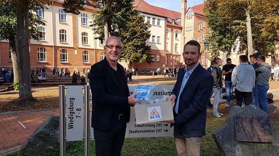 &Uuml;bergabe von 500 Einweg-Masken durch Nicolas Berg an den amtierenden Schulleiter Andreas Trump  (Foto: Heike Roeder)