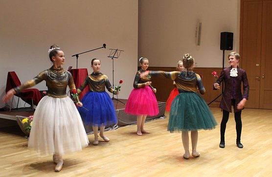 Eleven der Nordh&auml;user Tanzschule Radeva bei ihrem Auftritt (Foto: emw)