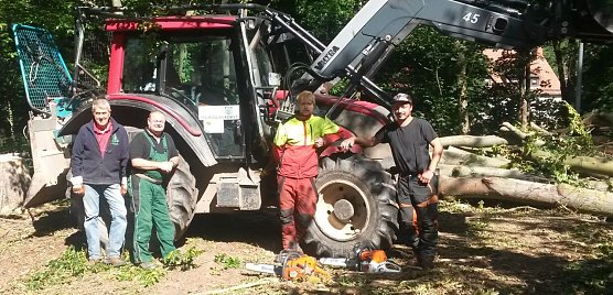 Ohne sie h&auml;tte es nicht geklappt! Thomas G&uuml;ldenzopf vom Harzklub, Jens Wolf, Arne Rode und Lars Scharfe vom Th&uuml;ringer Forstamt Bleicherode-S&uuml;dharz (von links nach rechts). (Foto: privat)