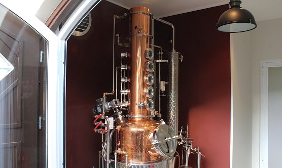 Sieht aus wie ein &uuml;berdimensioniertes Saxofon, produziert aber statt T&ouml;nen Gin und K&uuml;mmel: die neue Brennblase in der Traditionsbrennerei (Foto: oas)