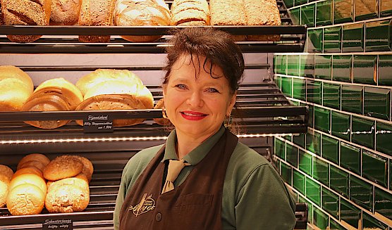 Ramona Svatos an ihrem Lieblingsort: hinter dem Verkaufstresen (Foto: oas)