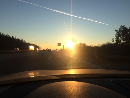 Tiefstehende Sonne kann lebensgef&auml;hrlich werden (Foto: T&Uuml;V Th&uuml;ringen)