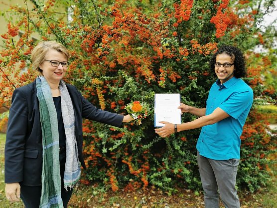 Studiendekanin Prof. Dr. Elke Gemeinhardt &uuml;berreichte Herrn Guirgis den DAAD-Preis f&uuml;r herausragende akademische Leistungen (Foto: Tina Bergknapp)