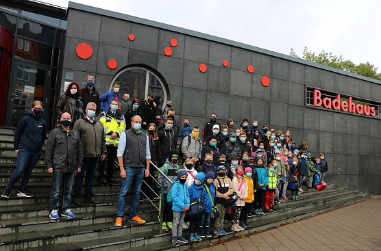 Gruppenbild vorm Badehaus (Foto: LRA Nordhausen)