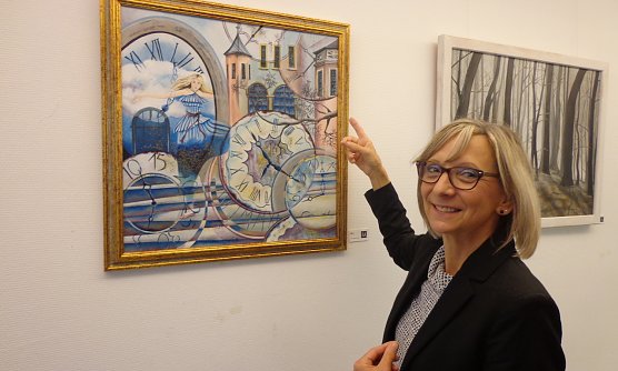 Regina Jeznita vor ihren Bildern (Foto: HG Backhaus)