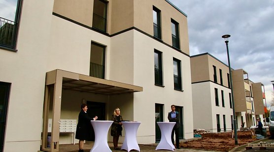 So gut wie fertig: nach 11 Monaten Bauzeit begr&uuml;&szlig;te die SWG heute die ersten neuen Mieter an der Gumpe (Foto: agl)