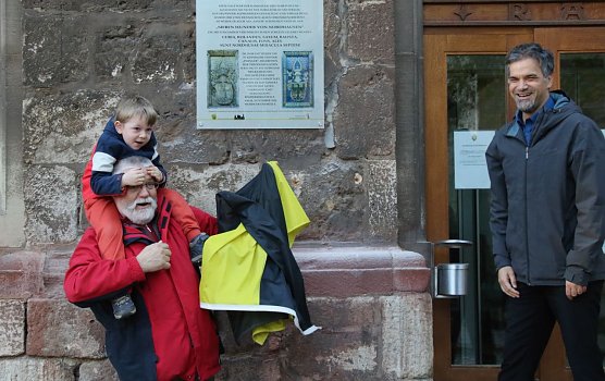 Bei der Enthüllung gab es tatkräftige Unterstützung vom Nachwuchs (Foto: agl) Bei der Enthüllung gab es tatkräftige Unterstützung vom Nachwuchs (Foto: agl)