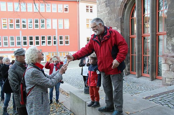 Für das Ehepaar Sourell gab es eine besondere Flasche Nordhäuser Schnaps (Foto: agl) Für das Ehepaar Sourell gab es eine besondere Flasche Nordhäuser Schnaps (Foto: agl)