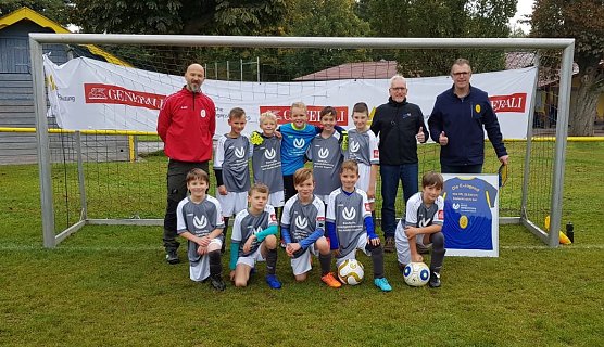 Die E-Jugend des VfL 28 Ellrich mit dem Spender (Foto: M.Eichel)