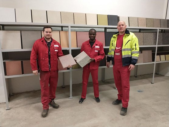  v.l.n.r.: Teamleiter Enrico Huke und Bright Okouromi mit Produktionsleiter Marc Schwiefert  (Foto: P.V. Betonfertigteilwerke GmbH)