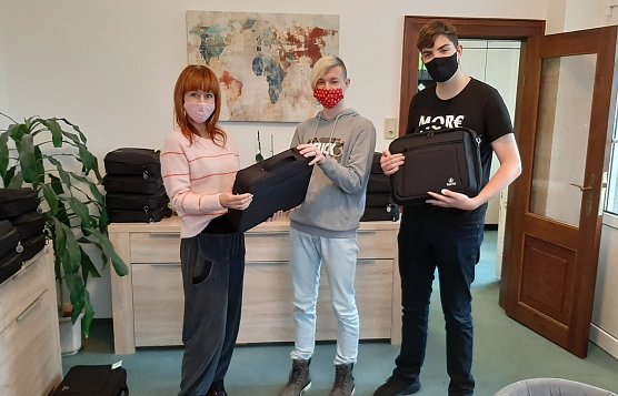 Schulleiterin Sonka Trump &uuml;bergibt den Sch&uuml;lern der Ki 20-2 die ersten Leihger&auml;te (Foto: pro vita Akademie)