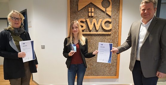 SWG-Chefin Inge Klaan (links) erhielt von Christian B&ouml;duel die Urkunde als hervorragender Ausbildungsbetrieb. Natalie Schambach wurde als beste Auszubildende in ihrem Beruf ausgezeichnet.  (Foto: SWG Nordhausen/Susanne Schedwill )