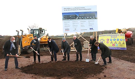 Landrat Jendricke, Referent des Umweltministeriums Ludwig, Gesch&auml;ftsf&uuml;hrer Kurts, Vice-President Himmelstein, Gesch&auml;ftsf&uuml;hrer Willig und die Firmen-Inhaber Vater und Sohn Glinz (v.l.n.r.) beim Spatenstich (Foto: oas)
