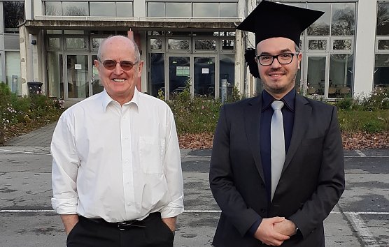 Der frisch gebackene Dr.-Ing. Mathias Haenecke mit Doktorvater Prof. Dr. J&uuml;rgen Poerschke (Foto: Hochschule Nordhausen)