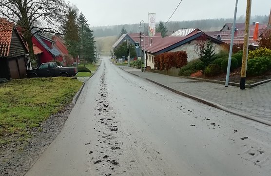 Verdreckte Stra&szlig;e in Sophienhof (Foto: W.J&ouml;rgens)