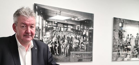 Michael Seifert vor historischen Aufnahmen der Schachtbau-Gr&uuml;nder (Foto: nnz)