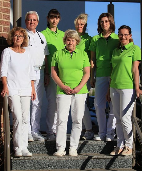 Das Ehepaar Spiller (links) &uuml;bergibt ihre Gemeinschaftspraxis im neuen Jahr an die Fach&auml;rztinnen Frau Alexandra Toth und Frau Susanne Germer (rechts) (Foto: Alexandra Toth)