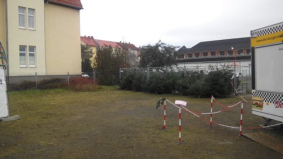 Die Freifl&auml;che zwischen Burgermeister im Westen  und der H&auml;userreihe im Osten gibt was her. Vielleicht k&ouml;nnte auf dieser einmal ein Wohnhaus stehen.  (Foto: Anton Adlerauge)