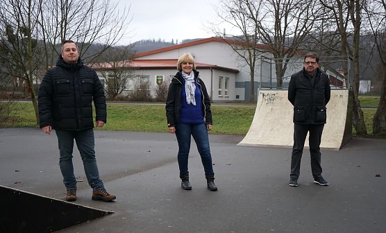 Ortschaftsb&uuml;rgermeisterin Petra Gerlach konnte sich jetzt bei Armin Sch&auml;fer (rechts) und Stefan B&ouml;ttcher f&uuml;r die Reparatur der Skateanlage in Ilfeld bedanken. (Foto: Susanne Schedwill)