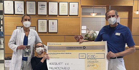 Dr. Christine Bollmann (hinten links im Bild) und Dr. Daniel Herz (hinten rechts im Bild) nahmen den Erl&ouml;s entgegen. (Foto: privat)