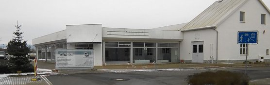 In die ehemalige Verkaufshalle des Autohauses George und Kr&uuml;ger zieht Dienstleistungsservice Klengler ein. Zum Service geh&ouml;ren unter anderem Trockenbau, Gr&uuml;nanlagenpflege und Kleintransporter. (Foto: Kurt Frank)