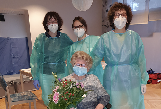 Frau Dr. med. Waltraut Ibe und ihr Praxisteam und Gerda Ehring die als Erste die Corona-Schutzimpfung bekam (Foto: S&uuml;dharz Klinikum Nordhausen)