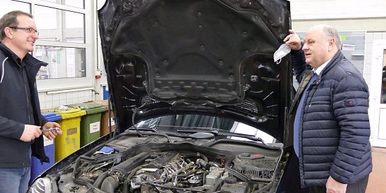 Helmut Peter (rechts) im Gespr&auml;ch mit Serviceberater Thomas Hildebrand im Mercedes-Haus in Nordhausen (Foto: H. Fischer)