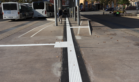 Blindenleitsystem am Bahnhof (Foto: Stadtverwaltung Nordhausen/Oktober 2020)