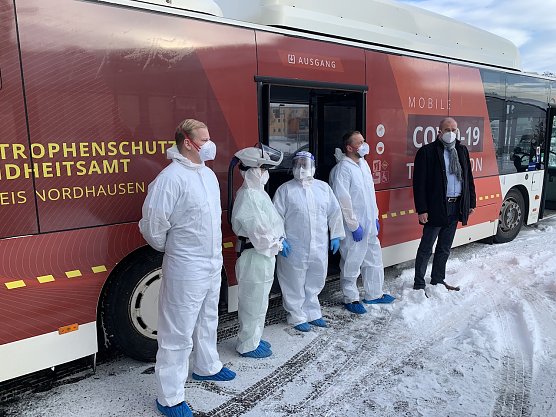 Corona-Bus und Testteam (Foto: oas)
