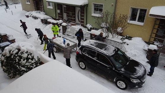 "Sozialistischer" Arbeitseinsatz beim Schneer&auml;umen in der Richard-Dehmel-Stra&szlig;e durch die Anwohner, da eine Durchfahrt wegen der Schneemassen mit Fahrzeugen unm&ouml;glich wurde. (Foto: Hans-Ulrich Ackermann)