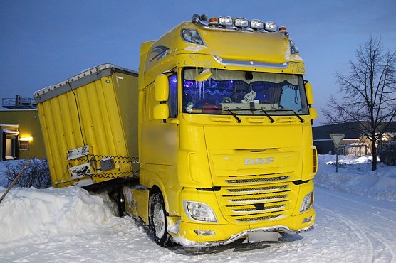 Abgerutscht: LKW blockiert stundenlang Tankstelleneinfahrt (Foto: S. Dietzel)