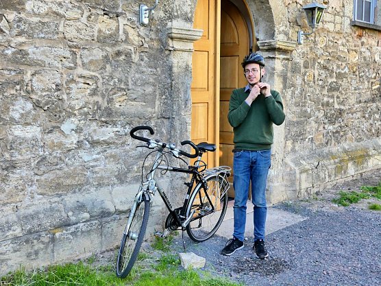 Kantor Michael Kremzow in Niedergebra bei Bach & Bikes 2018 - die Orgelradtour im Kirchenkreis (Foto: Evangelischer Kirchenkreis S&uuml;dharz)