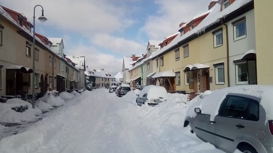 Wie in vielen anderen Nebenstra&szlig;en der Kreisstadt auch, wird die Situation� in der Friedrich-Ebert-Stra&szlig;e immer komplizierter. Ein Schneepflug w&uuml;rde nur die B&uuml;rgersteige wieder zusch&uuml;tten und die Autos am Stra&szlig;enrand mit der wei&szlig;en Pracht v&ouml;llig eindecken. Nur gemeinsame Anstrengungen von Kreis- und Stadtverwaltung k&ouml;nnten helfen, die Schneemassen wenigsten teilweise zu entfernen  (Foto: Kurt Frank)