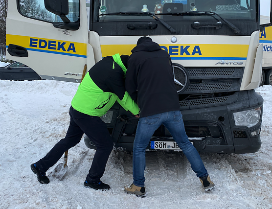 Da war auch mit der Schaufel nichts zu machen: festgefahrener Lkw auf dem Bebel-Platz (Foto: Nadine Gra&szlig;)