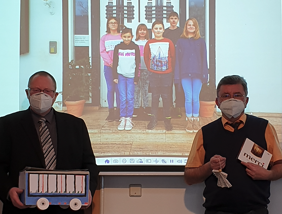 Thorsten Schwarz (links) und Heiko Ullrich (rechts) freuten sich sehr &uuml;ber das kleine Dankesch&ouml;n (Foto: Franziska Bernsdorf (Stadtwerke Nordhausen))