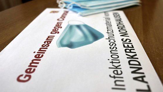 In diesem Umschl&auml;gen werden die Masken portionsweise hygienisch eingeschwei&szlig;t verpackt. (Foto: J.Piper)