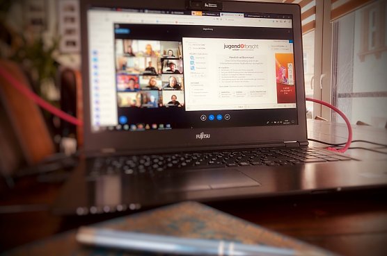 Der diesj&auml;hrige Regionalwettbewerb JUGEND FORSCHT Nordth&uuml;ringen konnte coronabedingt nur online stattfinden. Doch die Technik funktionierte und die stolzen Preistr&auml;ger stehen fest. (Foto: Tina Bergknapp)